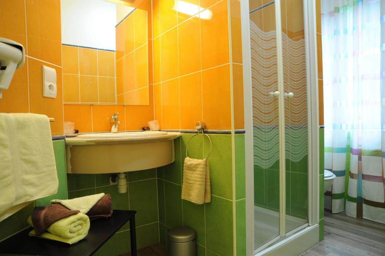 Hotel Du Lac Treignac Esterno foto